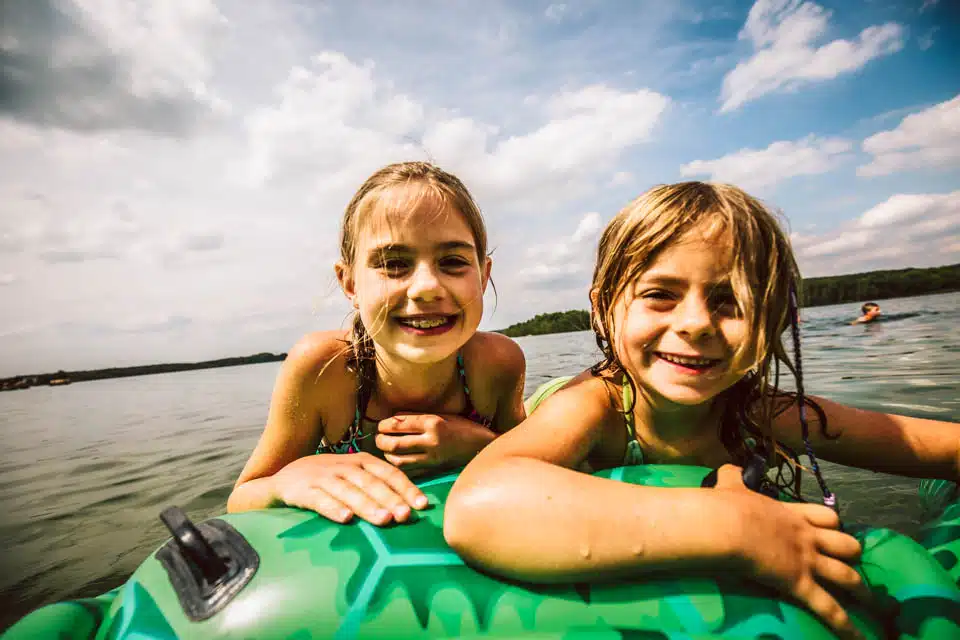 Kinder baden im Murner See