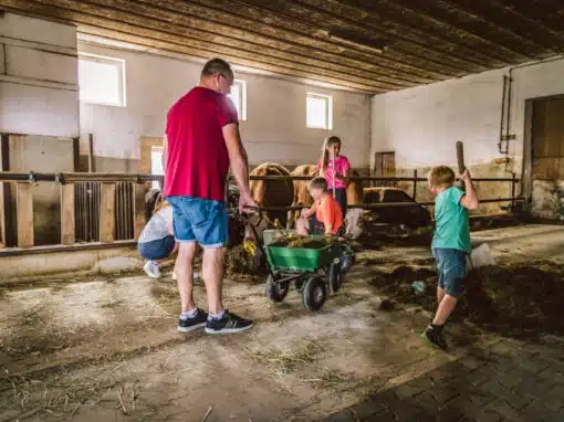 Familie im Stall